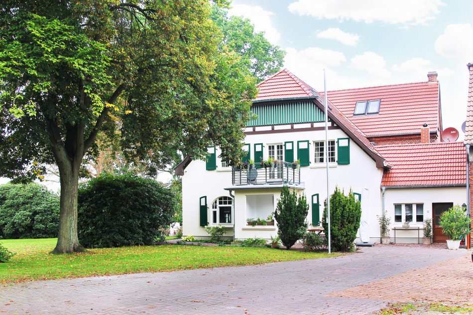 Ansicht von der Straße auf die denkmalgeschützte Hofstelle im Ortsteil Kattenstroth in Gütersloh.