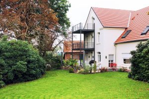 Ansicht auf die Balkone mit Blick ins Grüne – die Wohnungen von Boarding Select am Kattenstrother Weg in Gütersloh.