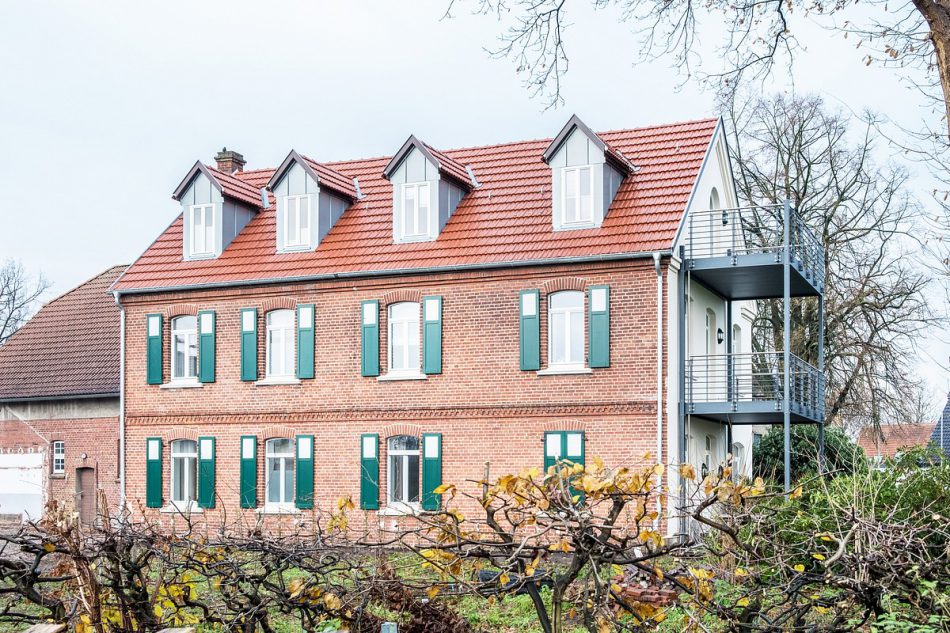 Seitenansicht auf die Borading Select Wohnungen in der denkmalgeschützten Hofstelle im Ortsteil Kattenstroth in Gütersloh.