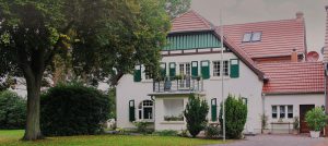 Ansicht von der Straße auf die denkmalgeschützte Hofstelle im Ortsteil Kattenstroth in Gütersloh. Das Boardinghouse in stadtnaher Lage in Gütersloh