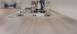 Kontakt - Ansicht der Küche mit exclusiver Ausstattung – eine der Wohnungen von Boarding Select am Kattenstrother Weg in Gütersloh.