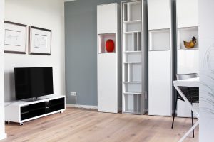 Wohnzimmer mit Flat TV und Arbeitsbereich