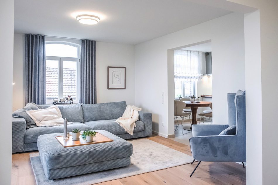 Wohnung 1 im 1. Obergeschoß - Ansicht des gemütlichen Wohnzimmer - In behaglicher Atmosphäre mit exclusiver Ausstattung nach der Arbeit entspannen bei Boarding Select am Kattenstrother Weg in Gütersloh.