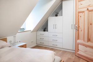 Einblick ins Schlafzimmer der BoardingSelect Wohnung mit reichlich Platz für Ihre Garderobe