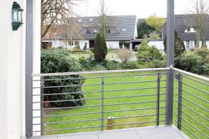 Blick ins Grüne vom Balkon der Wohnung im ersten Obergeschoss am Kattenstrother Weg